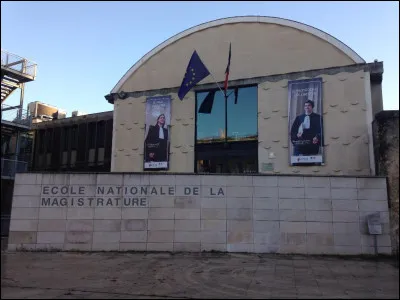 Politique et institutions : Dans quelle ville française se trouve l'école nationale de la magistrature ?