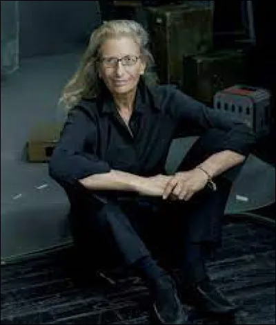 Arts et littérature : Quelle est la spécialité de la photographe Annie Leibovitz ?
