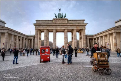 Pour finir, direction la célèbre porte de Brandebourg à Berlin. Pendant votre séjour, pourquoi ne pas apprendre un peu leur langue ? Par exemple, "bonjour" se traduit par "hallo". Avez-vous trouvé leur langue ?