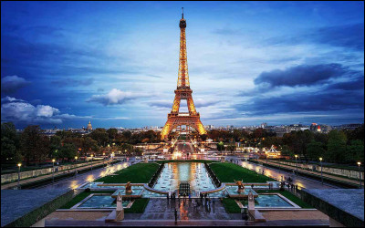 Commençons avec une question facile. Près de la fameuse tour Eiffel, "bonjour" se traduit par "bonjour". Quelle langue est-ce ?