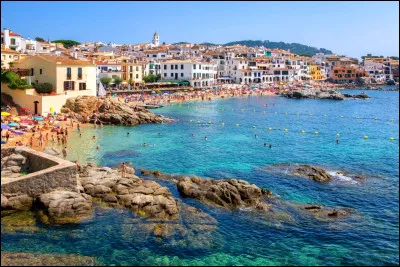 Notre prochaine destination est un pays mondialement connu pour le football et leur gastronomie, notamment le plat "paella". Dans leur langue, "bonjour" se traduit par "Hola". Ils parlent...