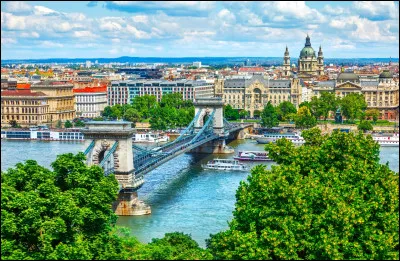 Dans ce pays enclavé d'Europe centrale dont la capitale, Budapest, est traversée par le Danube, "szia" est une salutation courante utilisée. Quelle langue parlent-ils ?