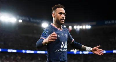 Combien de fois le brésilien s'est-il blessé au cours de ces six saisons dans le club parisien ?