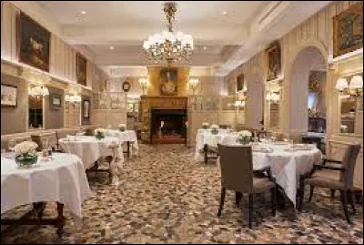 Gastronomie : Quel célèbre cuisinier dirigeait le restaurant ''LAuberge du Pont de Collonges'' ?