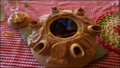 La raclette, venue de Suisse à dépassé les frontières ! Cette soirée conviviale se terminera donc avec une tradition savoyarde ! C'est une grolle, à quoi sert cet appareil étrange et peu connu ?