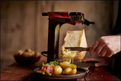 Mon but était surtout de vous présenter un appareil moderne (pour deux personnes) qui imite, en version "mini", la raclette à l'ancienne. Ma dernière question sera un cadeau. À quelle saison est associée la raclette ?