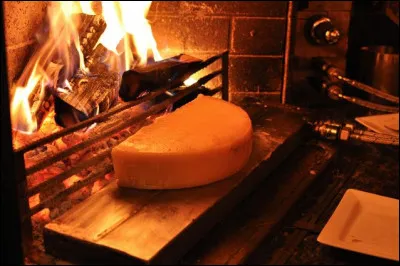 La raclette daterait du Moyen Âge. Jusqu'au début des années 50, comment était réalisée la raclette qui portait alors le nom de ''fromage rôti'' ?