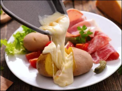 Aidez-moi, on va préparer cette raclette tous ensemble ! La pomme de terre contribue à la réussite d'une raclette. Parmi ces trois propositions, deux sont à conserver, l'autre n'est pas adaptée. Quelle est la patate que nous n'utiliserons pas ?