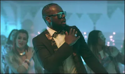 "Passe avant minuit / Je vais t'faire vivre un dream / Avance sur la piste...". Qui chante "Sapés comme jamais" en 2015 ?