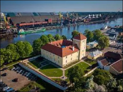 Cette ville lettone de 40 000 habitants, port sur la Baltique, est l'ancienne Windau allemande construite autour d'un château appartenant aux Chevaliers porte-glaives :
