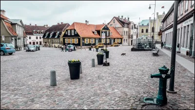 Dans quel pays se trouve Kuldiga, autrefois Goldingen, peuplée de 14 000 habitants ?
