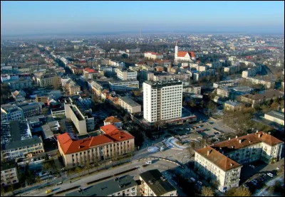 Dans quel pays de trouve Siauliai, quatrième plus importante ville du pays avec ses 100 000 habitants ?