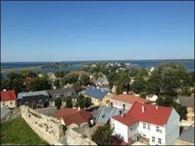 Dans quel pays de trouve Haapsalu, station balnéaire de 9 000 habitants, située sur la côte en face des îles Hiiumaa et Saaremaa ?