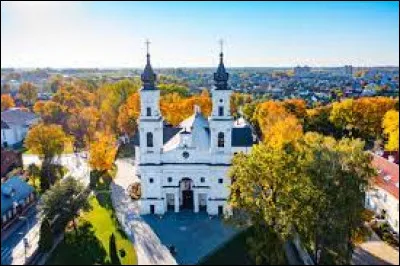 Dans quel pays de trouve Marijampolė, ville de 45 000 habitants située à un carrefour entre la Pologne, la Biélorussie et le territoire russe de Kaliningrad ?