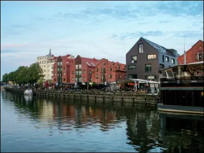 Cette ville portuaire est l'ancienne Memel allemande, et aujourd'hui le principal port de Lituanie et la troisième ville du pays avec 185 000 habitants :