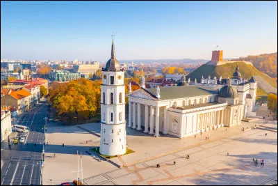 Cette capitale dont la vieille ville est bâtie sur une colline dominant la Néris, c'est ...