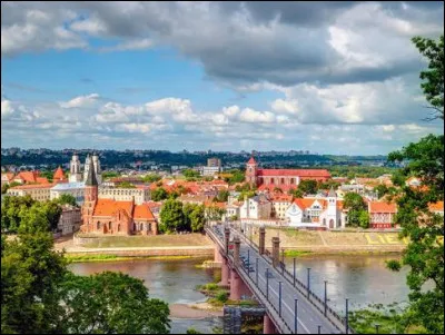 Cette ville, située au confluent du Niémen et de la Néris, est la deuxième ville de Lituanie avec 300 000 habitants :