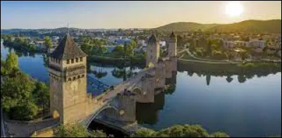 Dans quel département se trouve la ville de Cahors ?