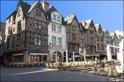 Dans quel département se trouve la ville de Tours ?