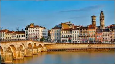 Dans quel département se trouve la ville de Mâcon ?