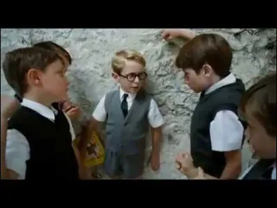 Et pour quelle raison les garçons de la classe ne peuvent-ils pas frapper l'intello ?