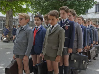 Qui joue le rôle de mademoiselle Navarin, la remplaçante de la maîtresse ?