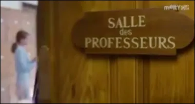 Quel cadeau l'intello offre-t-il à mademoiselle Navarin, la remplaçante de la maîtresse, afin de la faire tomber malade et pour que la maîtresse revienne à l'école ?