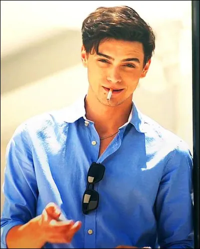 De quelle couleur est le bandana de la bande de Nick ?