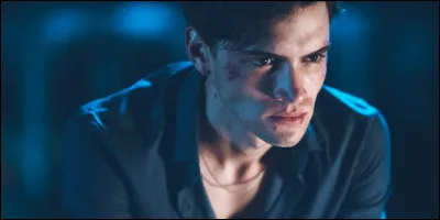 Par qui Nick se fait-il frapper à la sortie d'un bar ?