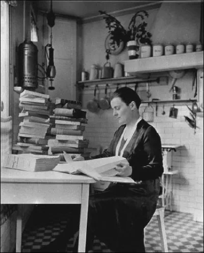 Quelle est cette journaliste qui pose les bases scientifiques de l'organisation du foyer ?