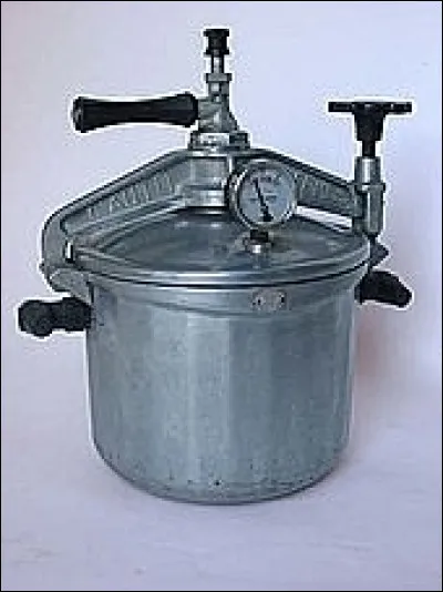 Le Salon des arts ménagers est créé en 1923. Quel ustensile de cuisson rapide est la vedette de cette époque ?