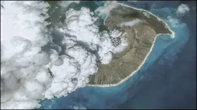 Quel volcan eut une éruption majeure en janvier 2022 ?