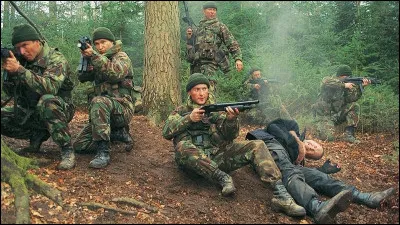 Six soldats anglais effectuent un exercice d'entrainement dans la lande et la forêt écossaises, ils ne vont pas être déçus !