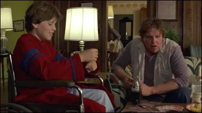 Le jeune Marty est paraplégique, il a un oncle formidable, qui lui offre un engin capable de se déplacer très vite, du coup Marty part sur un pont, en pleine forêt et en pleine nuit, pour lancer des fusées d'artificice, mais il n'est pas seul !