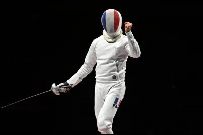 Quel nom donne-t-on à l'escrimeur tirant à l'épée ?