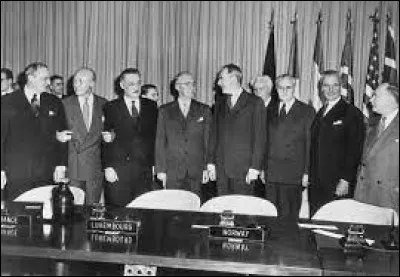 Politique et Société : En quelle année a été créée l'OTAN ?