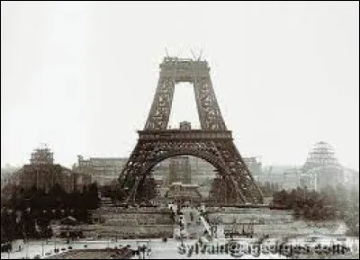 Géographie et Monuments : En quelle année la tour Eiffel a-t-elle été présentée lors de l'Exposition universelle de Paris ?