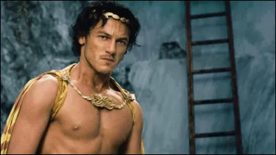 Quel acteur incarne Zeus dans le film "Les Immortels", sorti en 2011 ?