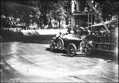 Lequel de ces quotidiens a publié la première grille de mots croisés française ?