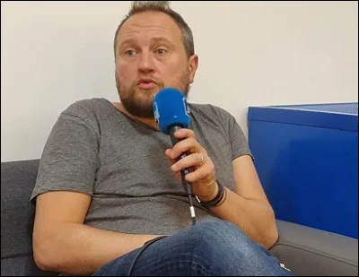 Qui est ce chanteur, auteur de l'album ''Dimanche'' ?