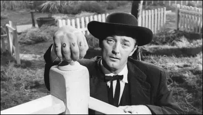 Quel acteur joue le rôle d'un méchant aux mains tatouées des mots "haine" et "amour" dans le film "La Nuit du chasseur" en 1955 ?