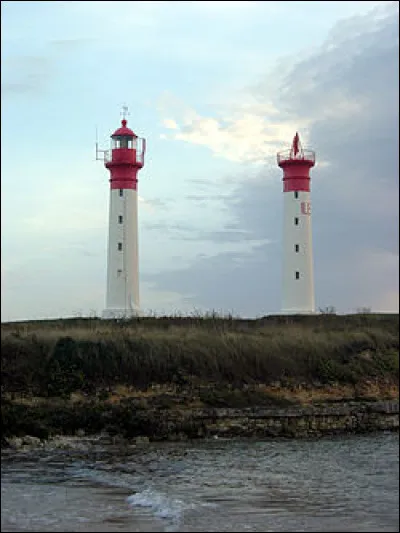 Quel phare est constitué de deux tours hautes de 25,3 mètres ?