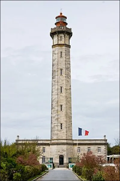 Où se situe le phare des Baleines ?