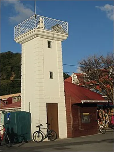 Où se situe le phare du port des Saintes ?
