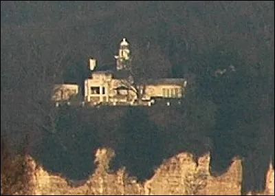 Où peut-on voir une maison-phare, dont le phare a été mis en service en 1838 et vendu en 1901 ?