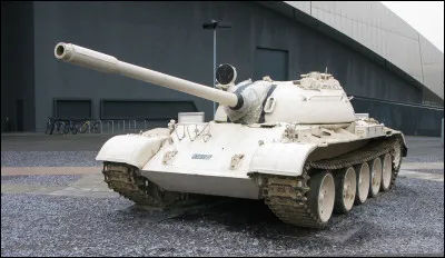 Quel est le nom de ce char moyen soviétique de la guerre froide, qui fut aussi le char le plus produit de l'histoire ?