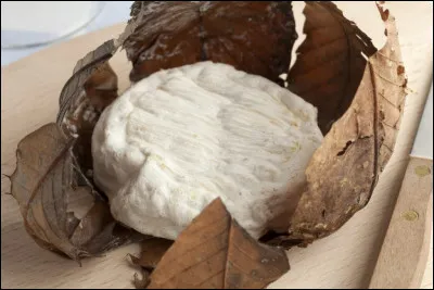 Quel est ce fromage, toujours enveloppé dans une feuille de châtaignier, produit dans les Hautes-Alpes ?
