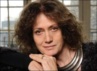 Qui est cette femme de lettres, auteure du roman ''La femme coquelicot'' ?