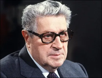 Qui est cet écrivain, auteur du roman ''Les compagnons du coquelicot'' ?