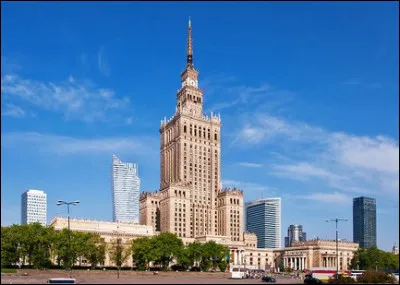 Dans quelle ville est situé ce palais de la culture et des sciences, cadeau du voisin russe ?